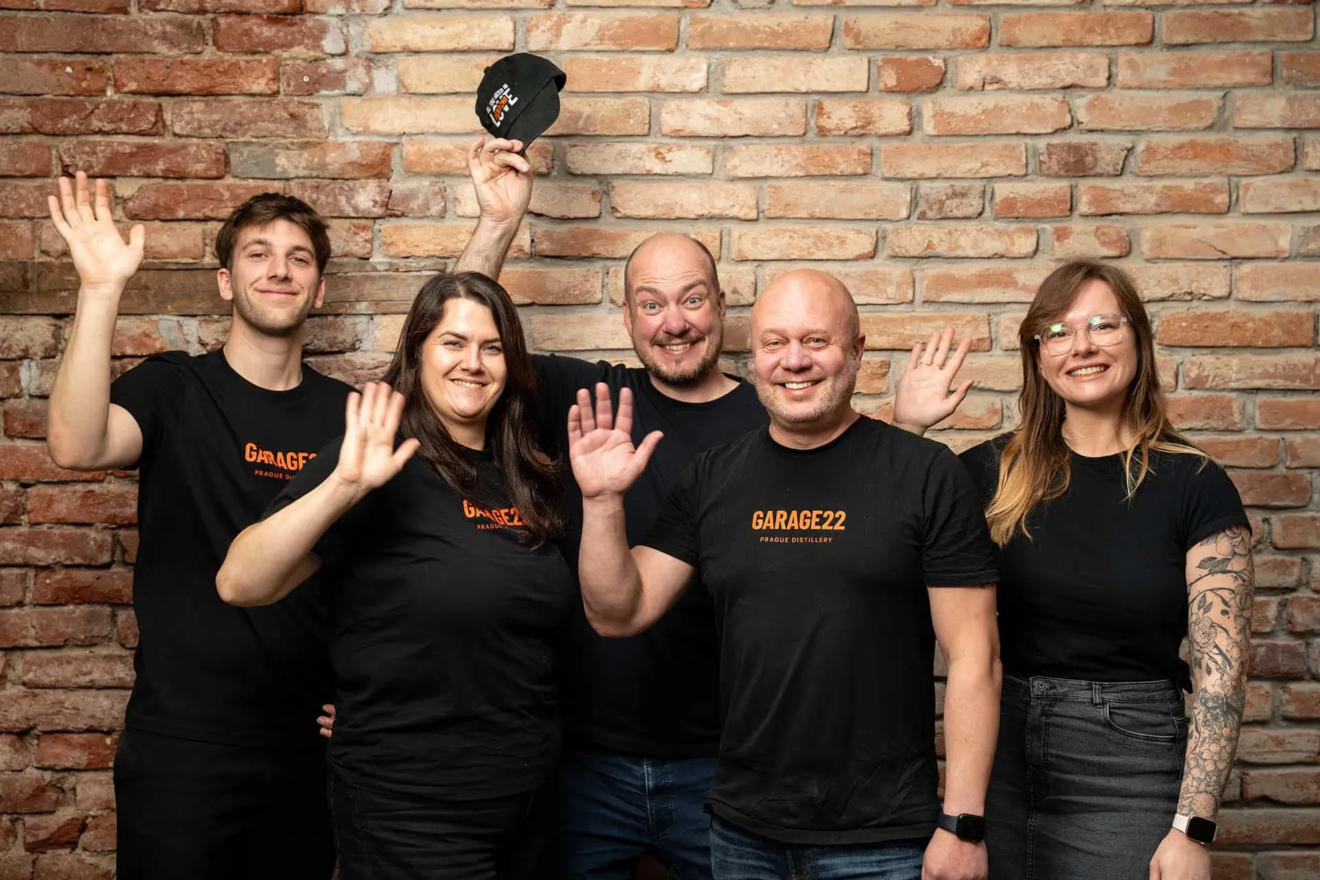 Tým Garage22 před cihlovou zdí destilerie